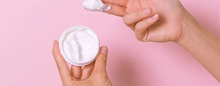 Nivea Creme är enklare att applicera om man värmer upp den med fingrarna