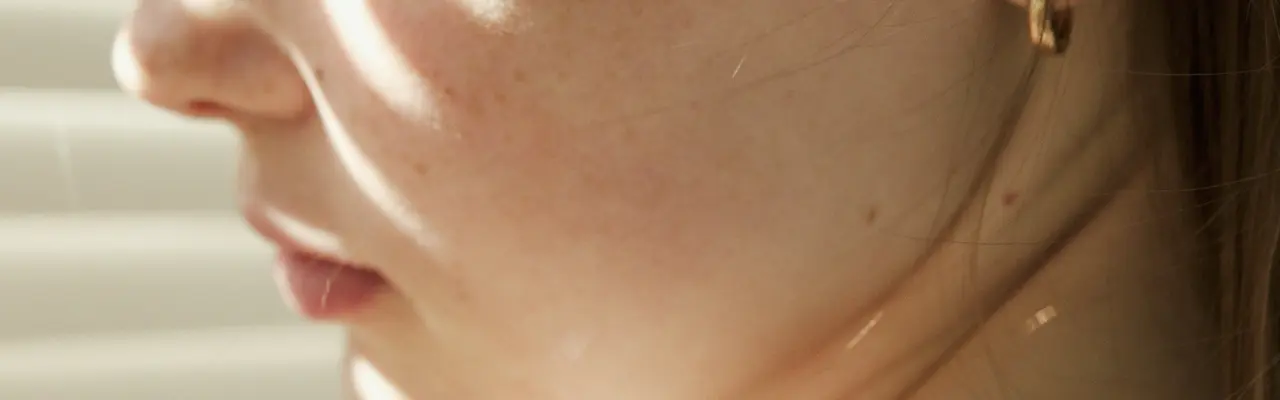 En kvinna med fräknar på ryggen