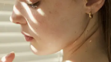 En kvinna med fräknar på ryggen