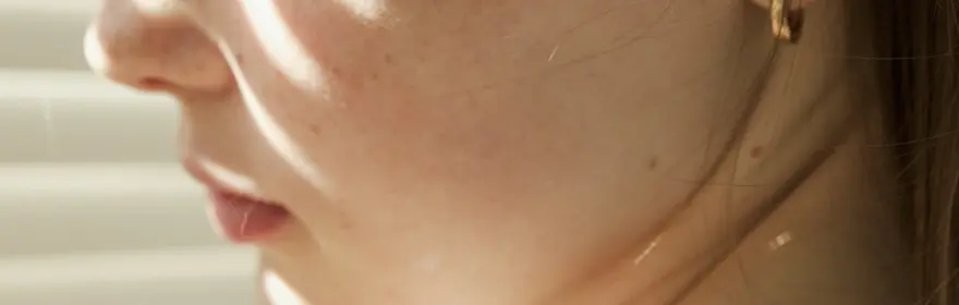 En kvinna med fräknar på ryggen