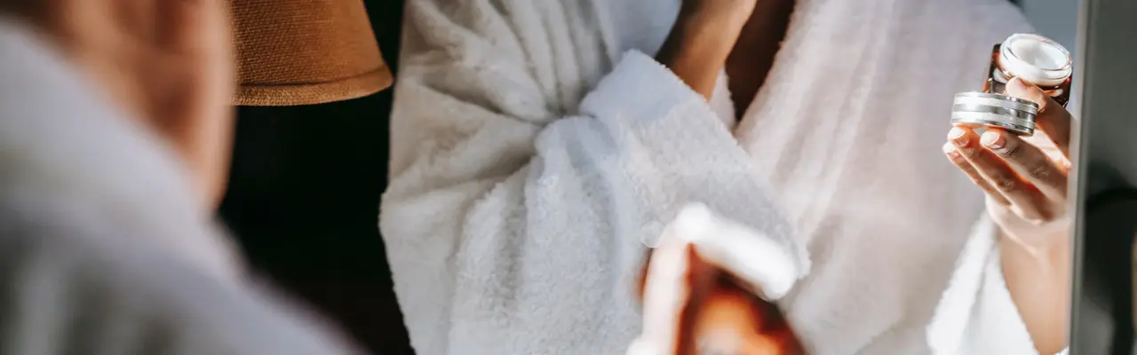 En kvinna som utför en hudrutin