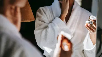 En kvinna som utför en hudrutin