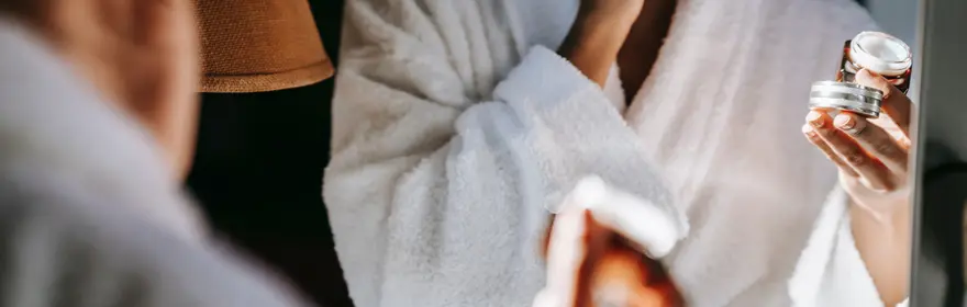 En kvinna som utför en hudrutin