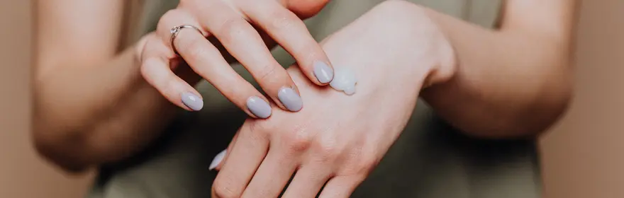 En kvinna som applicerar Miniderm på sin hud