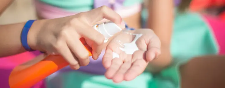 Fysikaliskt solskydd kommer ofta i form av en vit kräm