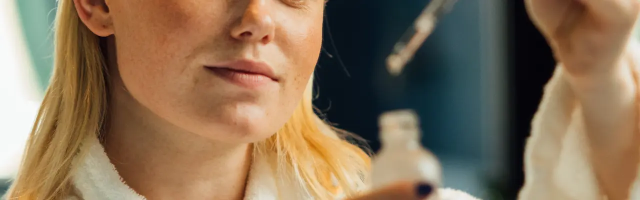 En kvinna med en syra i form av ett serum