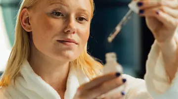 En kvinna med en syra i form av ett serum